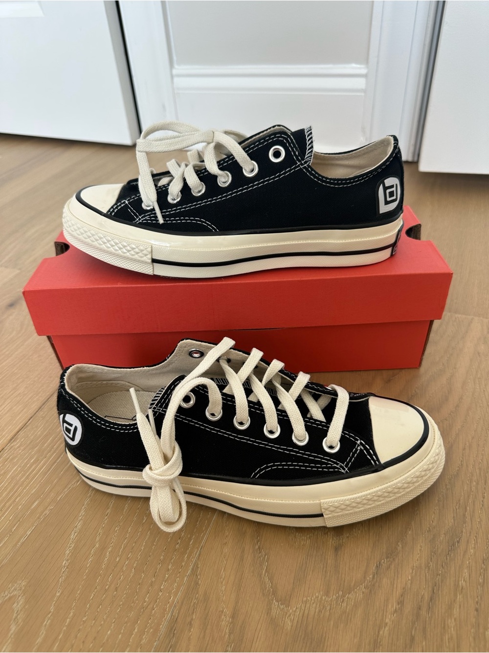Converse Chuck 70 Ox Black White Sneakers Shoes Low Top Lace Up Womens Size 6.5 - Picture 1 of 9